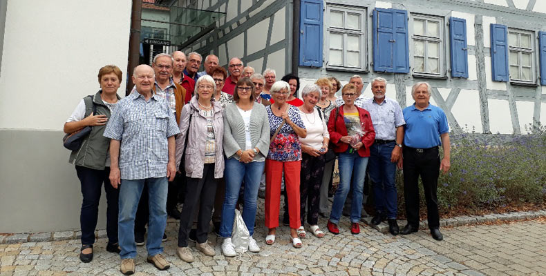Die Mitglieder der Gruppen 210 und 212 vor dem Museum Besuch im Levi Strauss Museum