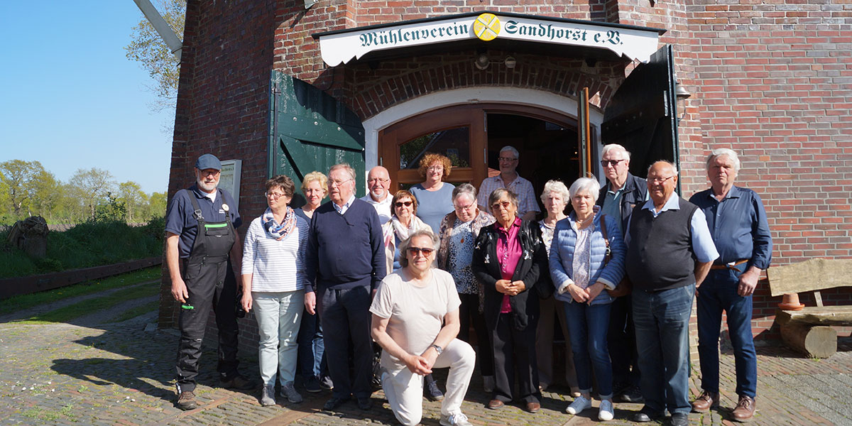 Die Gruppe "ehemalige Betriebsräte" besichtigt die Sandhorster Mühle