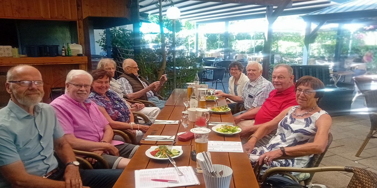 Modellbahngruppe im Stoffeler Biergarten