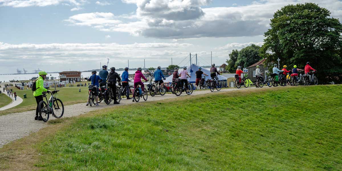 Mit Gegenwind, Spaß und Fischbrötchen durch Ostfriesland