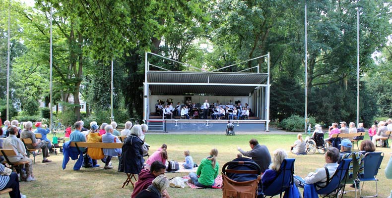 Harmonieorchester Henkel im Hofgarten Die Musik spielt – auf der Bühne und im Radio