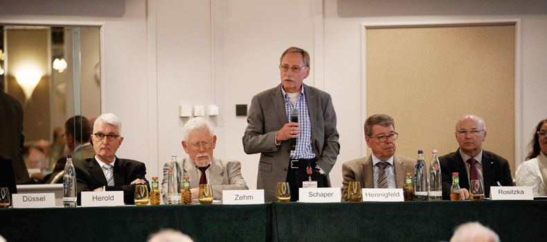 Zu Beginn des Gruppenkontakter-Treffens stellte sich das gerade gewählte, neue Vorstandsteam vor, hier Werner Schaper. Das wichtigste Wort heißt DANKESCHÖN