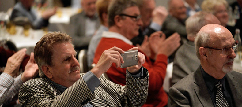 Viele Pensionäre nutzen ihr Smartphone intensiv und mit Freude – auch für Video- und Fotoaufnahmen beim Gruppenkontakter-Treffen. Voneinander lernen