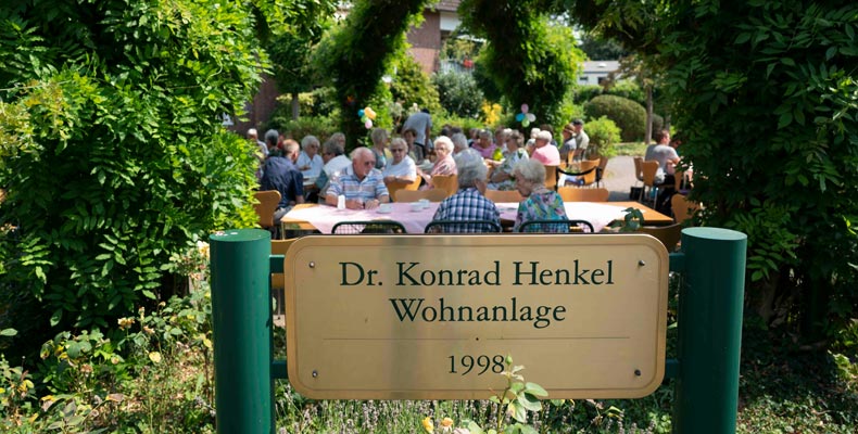 Im Park der Wohnanlage 20 Jahre Dr. Konrad-Henkel-Wohnanlage