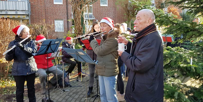 Das Harmonie Orchester Henkel spielte auf beim Adventssingen Winter-Wunderland in Grün